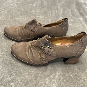 Earth, taupe colored women’s booties, size 9 leather